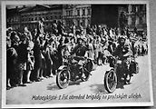 Dobová pohlednice vydaná u příjezdu čs. samostatné obrněné brigády do Prahy v roce 1945.
