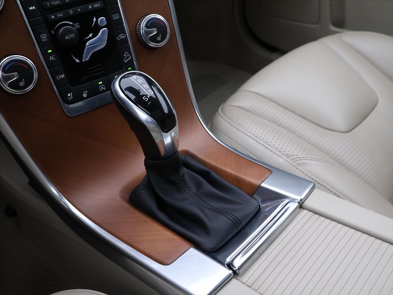 Volvo XC60 2,4 D5 169kW CZ Inscription - fotka 21 z 30
