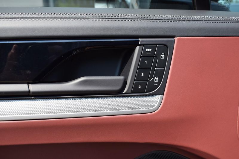 Porsche Cayenne (2026) KeyLess/SoftClose/Pano - fotka 23 z 52