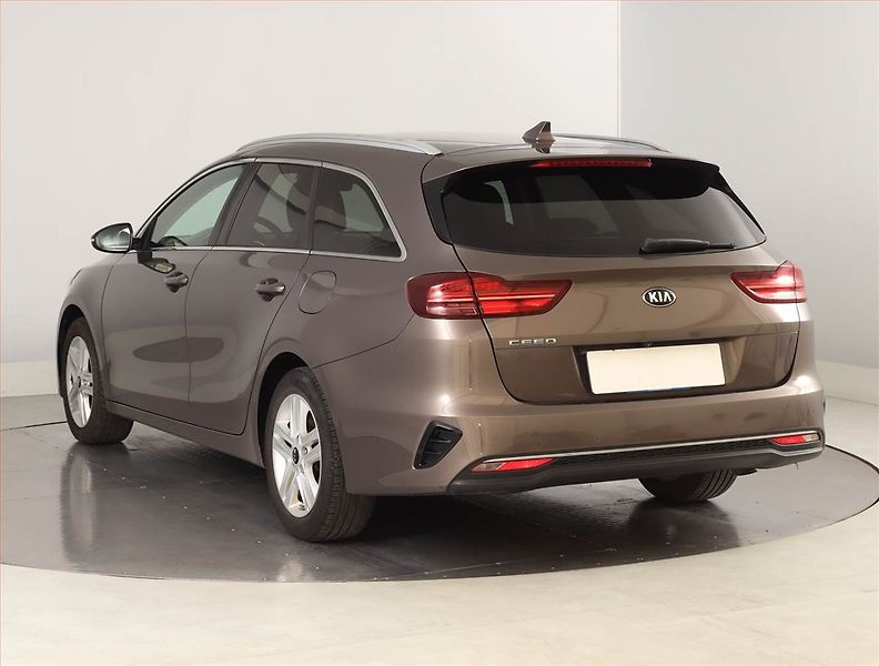 Kia Ceed (2019) 1.4 T-GDI, Serv.kniha, Xenony - fotka 4 z 22