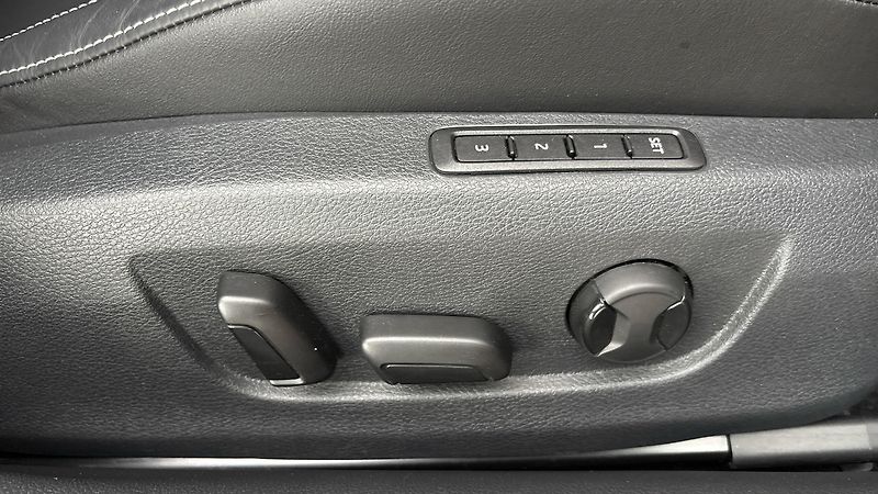Škoda Superb 2.0 TDI DSG L&K Combi - fotka 23 z 35