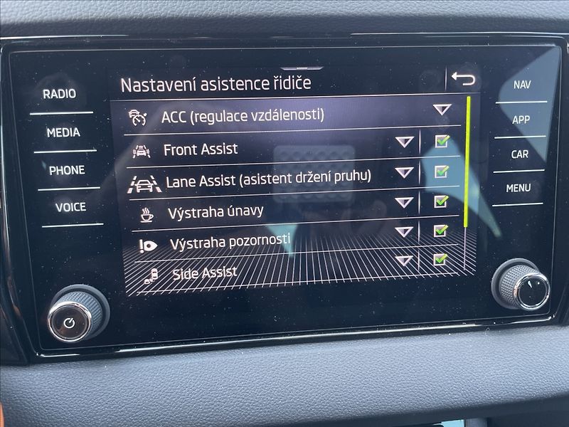 Škoda Karoq 1,5 TSi 110kw SPORTLINE 1maj C - fotka 21 z 36