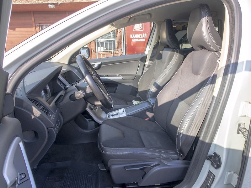Volvo XC60 (2011) ČR 2.0D 120KW – TAŽNÝ - fotka 15 z 54