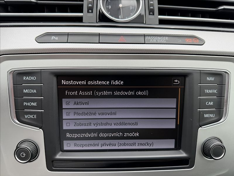 Volkswagen Passat 2.0 TDI Comfortline - fotka 12 z 20