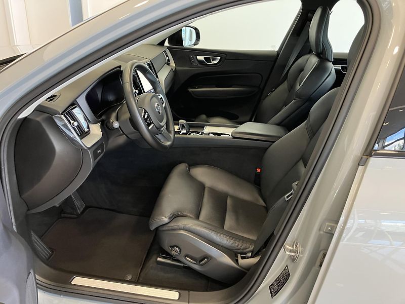 Volvo XC60 B4 AWD PLUS DARK AT8, ČR - fotka 13 z 41