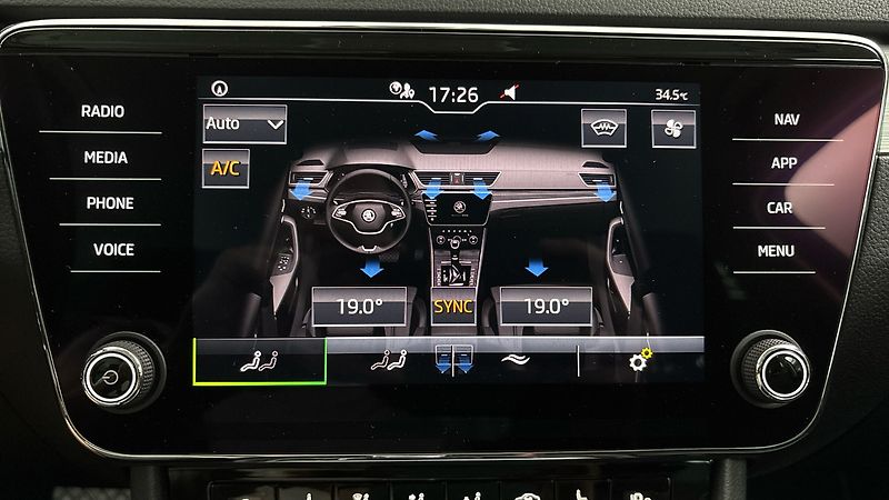 Škoda Superb 2.0 TDI DSG Ambition Combi - fotka 29 z 29