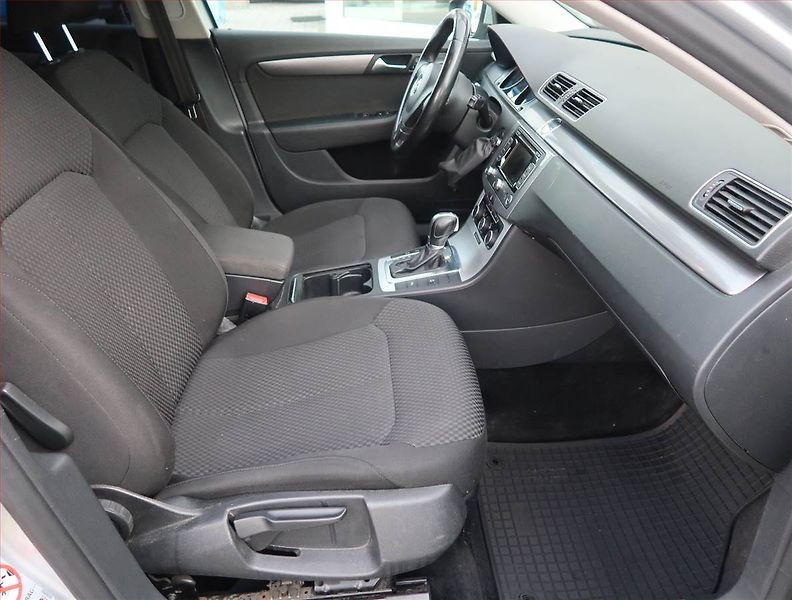Volkswagen Passat (2012) 2.0 TDI, Automat, Navi - fotka 9 z 16