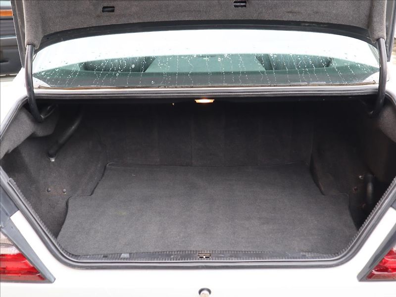 Mercedes-Benz 200 2,0 124 E Coupe SportLine - fotka 18 z 26