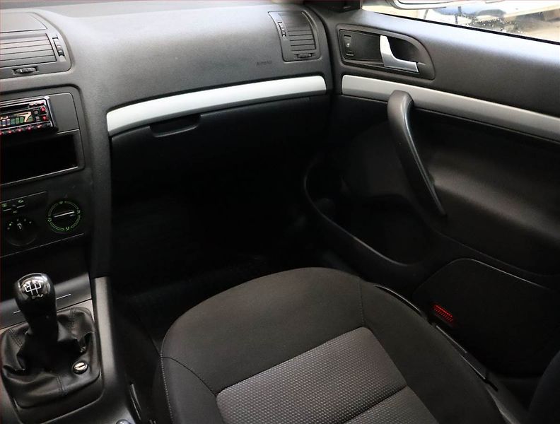 Škoda Octavia (2007) Ambiente 1.6, nová STK, Tažné - fotka 8 z 15