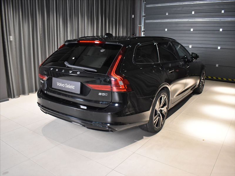 Volvo V90 2,0 B5 AWD Ultimate Pano,BLIS - fotka 4 z 30