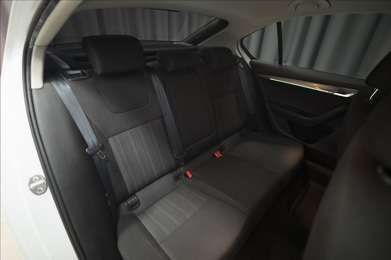 Škoda Octavia 2,0 TDI NAVI KEYLESS VÝHŘEV ČR - fotka 12 z 41
