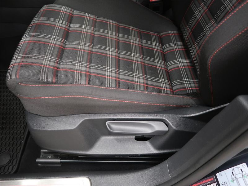 Volkswagen Golf 2,0 TSI 180kW GTI Performance - fotka 18 z 41