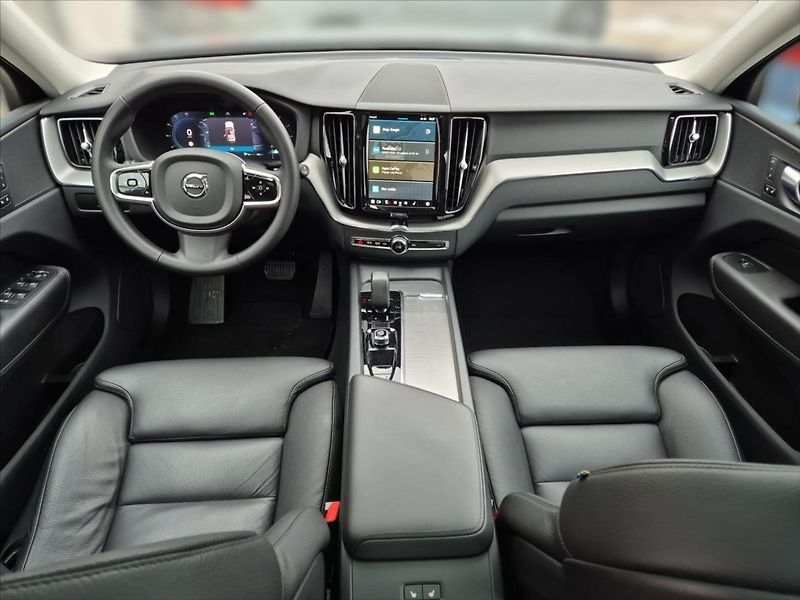 Volvo XC60 2,0 B4 AWD diesel Plus Dark Au - fotka 9 z 19