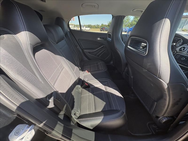 Mercedes-Benz GLA 1,6 200i 115kW Xen,Kamera,Navi - fotka 32 z 41