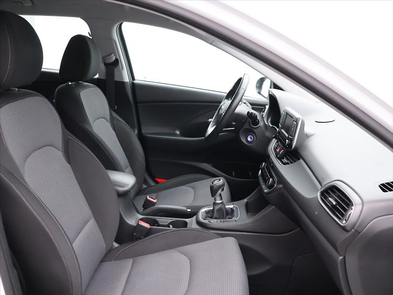 Hyundai i30 1,6 CRDi 81kW Trikolor tažné - fotka 12 z 31