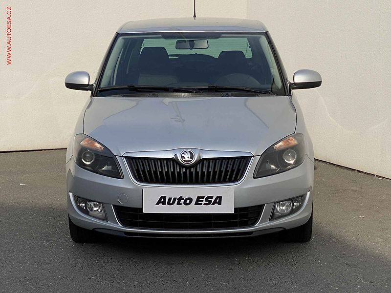 Škoda Fabia (2014) 1.2 TSi, ČR, Ambition, zámek - fotka 2 z 16
