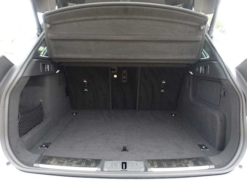 Jaguar F-Pace 2,0 R-Dynamic S D200 4x4 - fotka 33 z 38