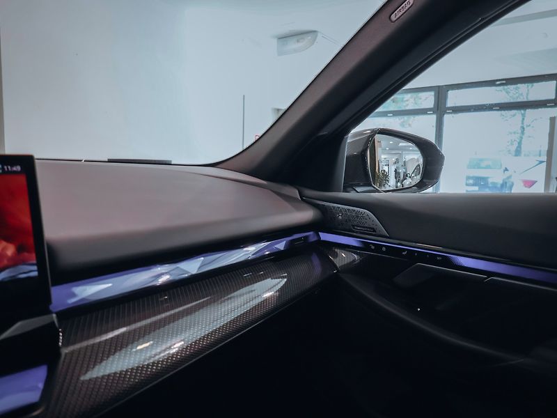BMW Řada 5 550e xDrive M-sport Touring - fotka 20 z 34