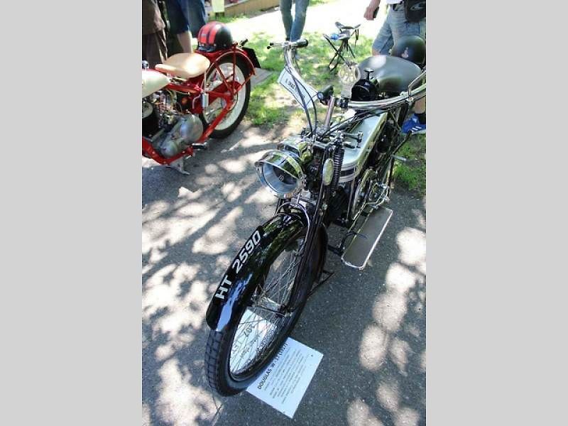 Motocykl Douglas W z roku 1917 byl k vidění na letošním, již 8. srazu historických vozidel v Litvínově na Loučkách.