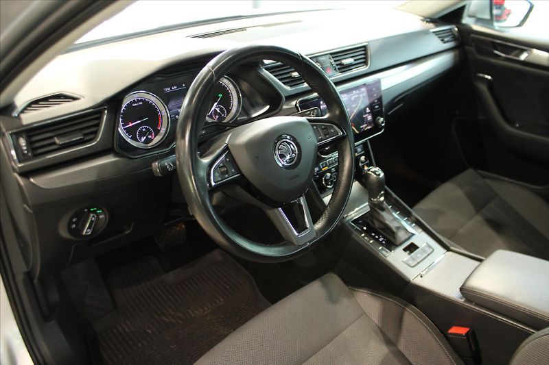 Škoda Superb TDi 140kW DSG 4x4 Style ACC/Ne - fotka 13 z 31