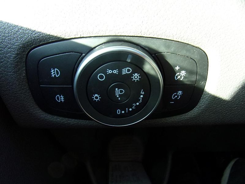 Ford Transit Custom 2.0 TDCi KLIMA ZÁRUKA 6 míst - fotka 26 z 35