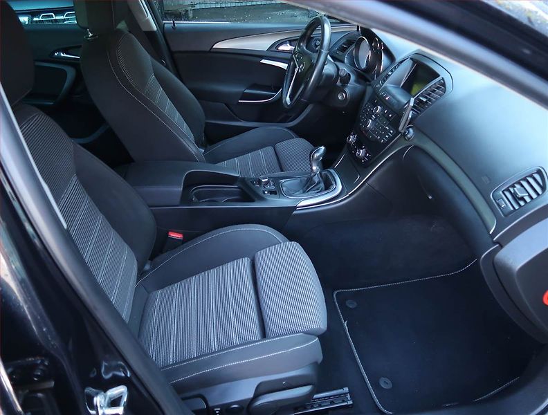 Opel Insignia (2011) 2.0 CDTI, Navi, Xenony - fotka 9 z 16