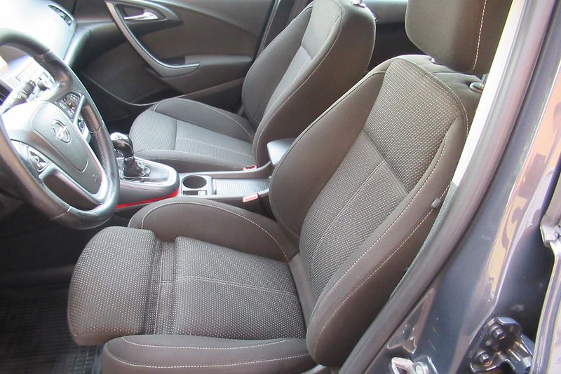 Opel Astra ST 1.6 CDTi KLIMA NAVI TAŽNÉ - fotka 15 z 23
