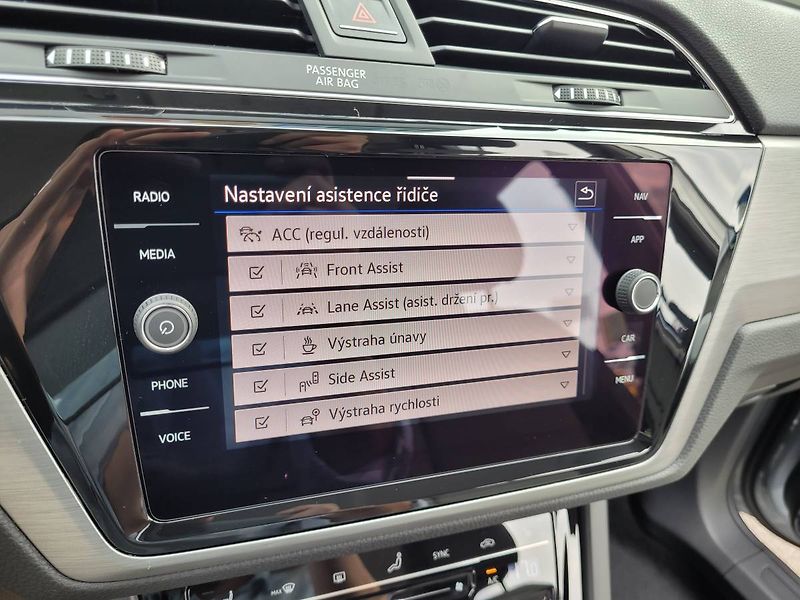 Volkswagen Touran 1.5 TSI DSG R-Line 7míst TAŽNÉ - fotka 27 z 50