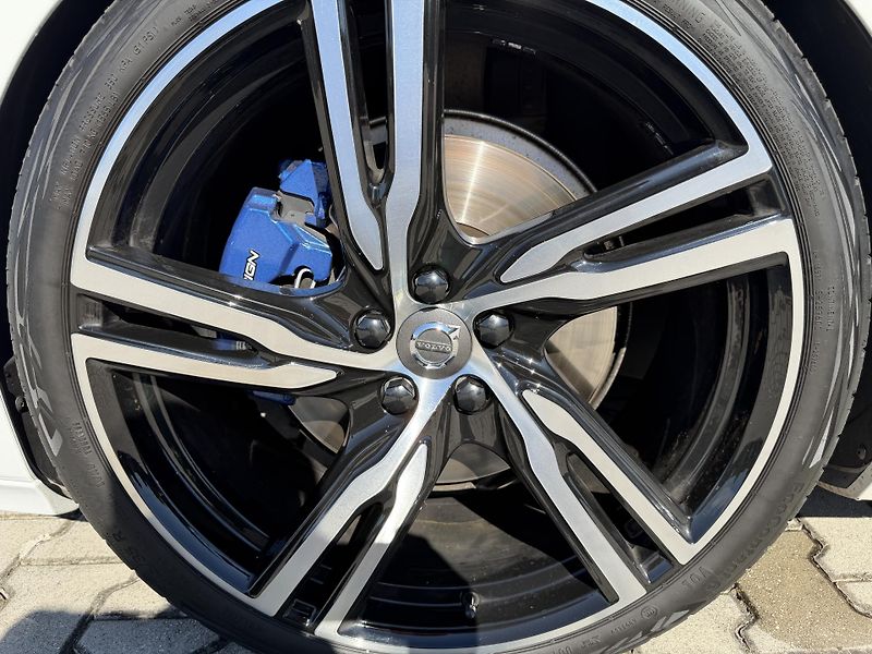 Volvo S90 (2020) 228kW T6 AWD R-DESIGN HUD K360 - fotka 18 z 47