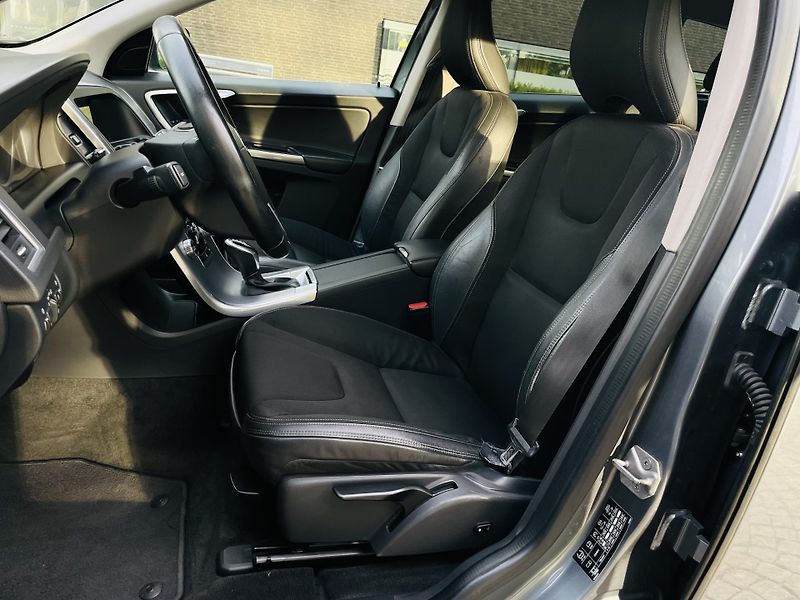 Volvo XC60 2.4D 5VÁLEC 1.MAJITEL SERVISKA - fotka 29 z 43