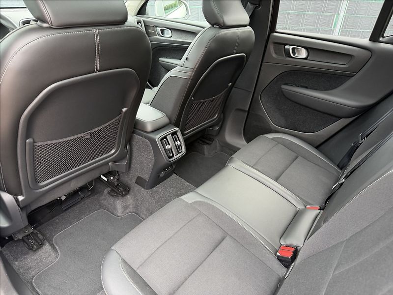 Volvo XC40 1.5 T3 Momentum/Panorama - fotka 24 z 29