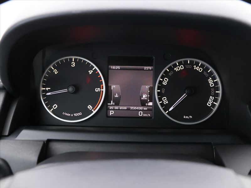 Land Rover Discovery 3,0 TDV6 HSE CZ - fotka 15 z 27