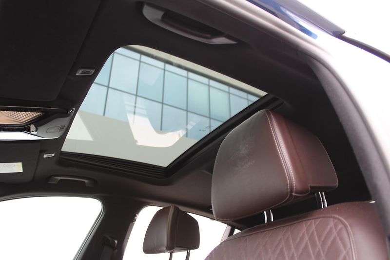 BMW Řada 5 M550i xDrive Sedan - fotka 23 z 28