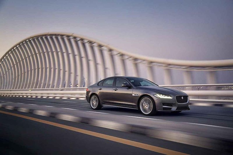 Jaguar XF Sportbrake z ptačí perspektivy.
