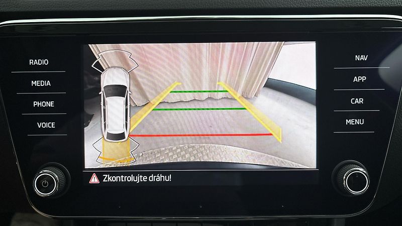 Škoda Superb 2.0 TDI DSG 4x4 Style Combi - fotka 12 z 27