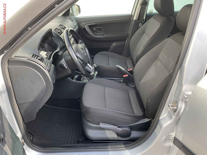 Škoda Fabia (2014) 1.2 TSi, ČR, Ambition, zámek - fotka 9 z 16