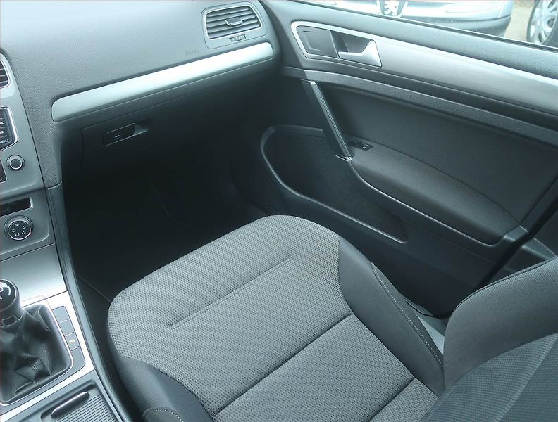 Volkswagen Golf (2014) 1.6 TDI, Navi, Tempomat - fotka 8 z 15
