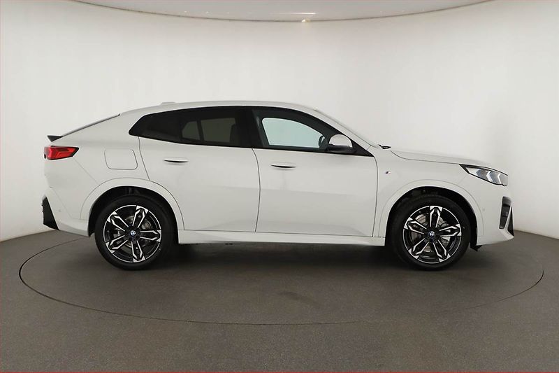 BMW X2 (2025) sDrive20i - fotka 6 z 25