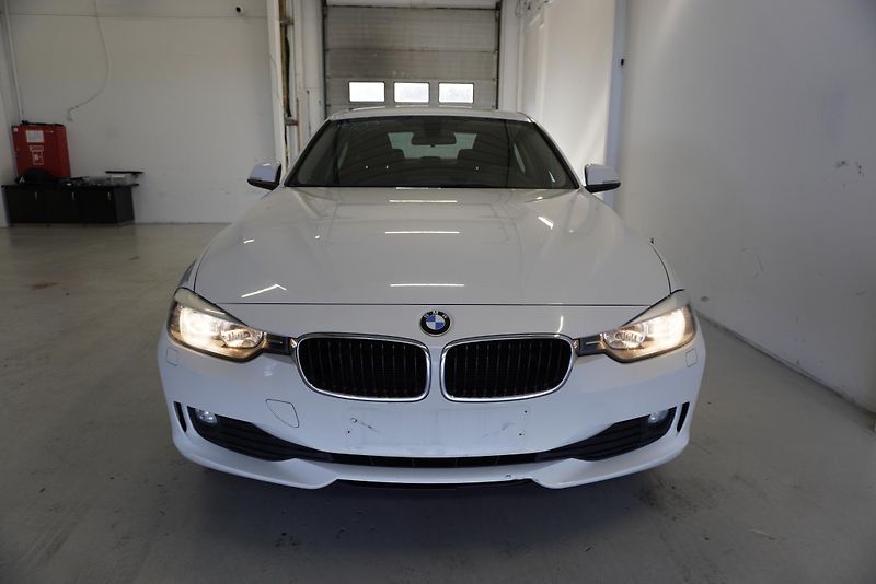 BMW Řada 3 (2014) 318D 2,0 SEDAN - fotka 2 z 32