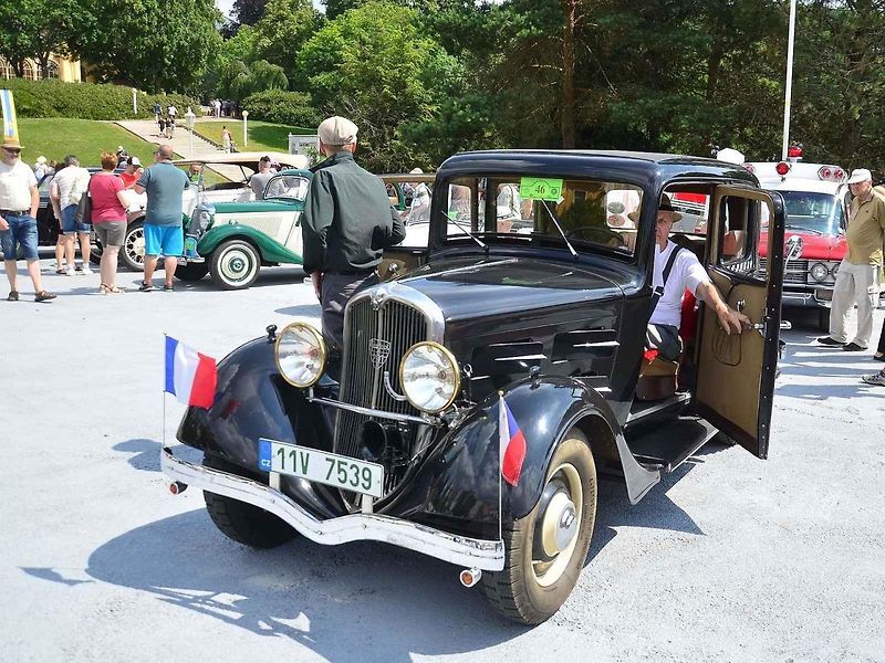 Přehlídka veteránů na Arnice v Mariánských Lázních. Sanitka Cadillac