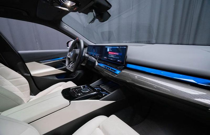 BMW i5 M60 xDrive M SoH 97% 360k Pano - fotka 13 z 27