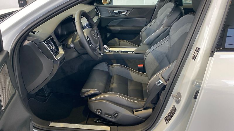 Volvo V60 (2026) PLUS DARK, B4, 145+10 kW / 197 - fotka 8 z 14