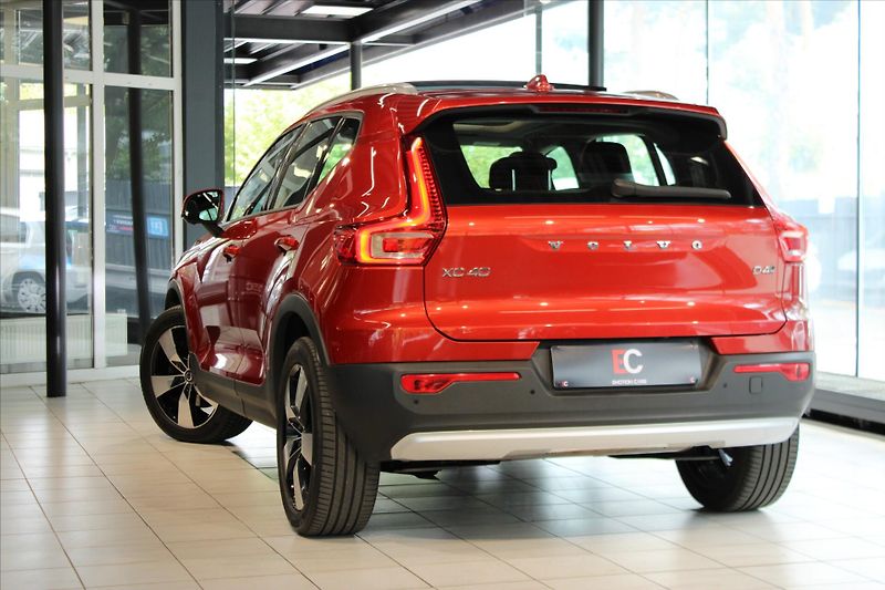Volvo XC40 D4 AWD Momentum PilotAs/360°/P - fotka 29 z 32