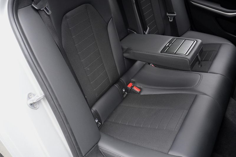 BMW Řada 3 330e xDrive, ACC, Tažné - fotka 38 z 39