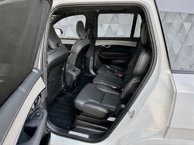 Volvo XC90 B5 AWD PLUS DARK PREMIUM, PANO - fotka 11 z 34