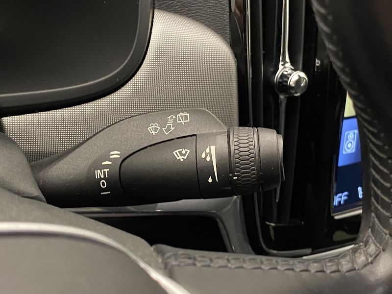 Volvo V90 B4 MOMENTUM AUT - fotka 23 z 46