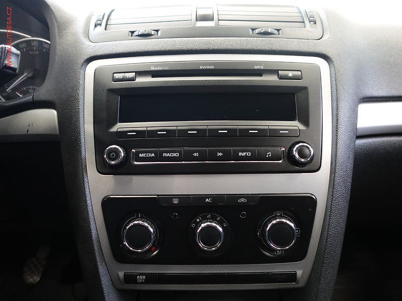 Škoda Octavia (2011) 1.6TDi, ČR, AC, temp - fotka 13 z 19
