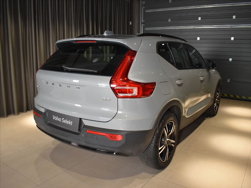 Volvo XC40 2,0 B3 Plus Dark Bezklíč - fotka 5 z 23