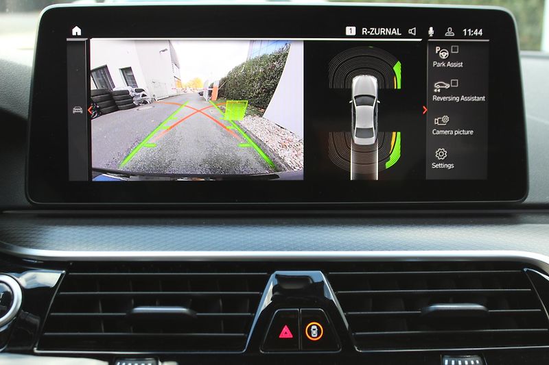BMW Řada 5 540i xDrive - fotka 18 z 28