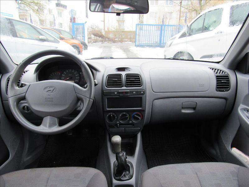 Hyundai Accent 1,3 63kW - fotka 11 z 23